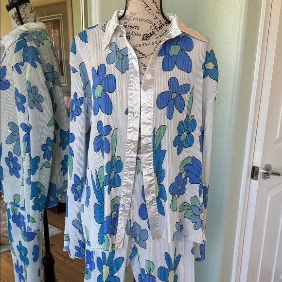 2-Piece Set Floral Blue and White Women's loungewear ! - Picture 5 of 8